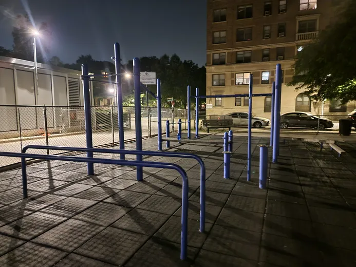 N Clarendon Ave Outdoor Calisthenics Equipment